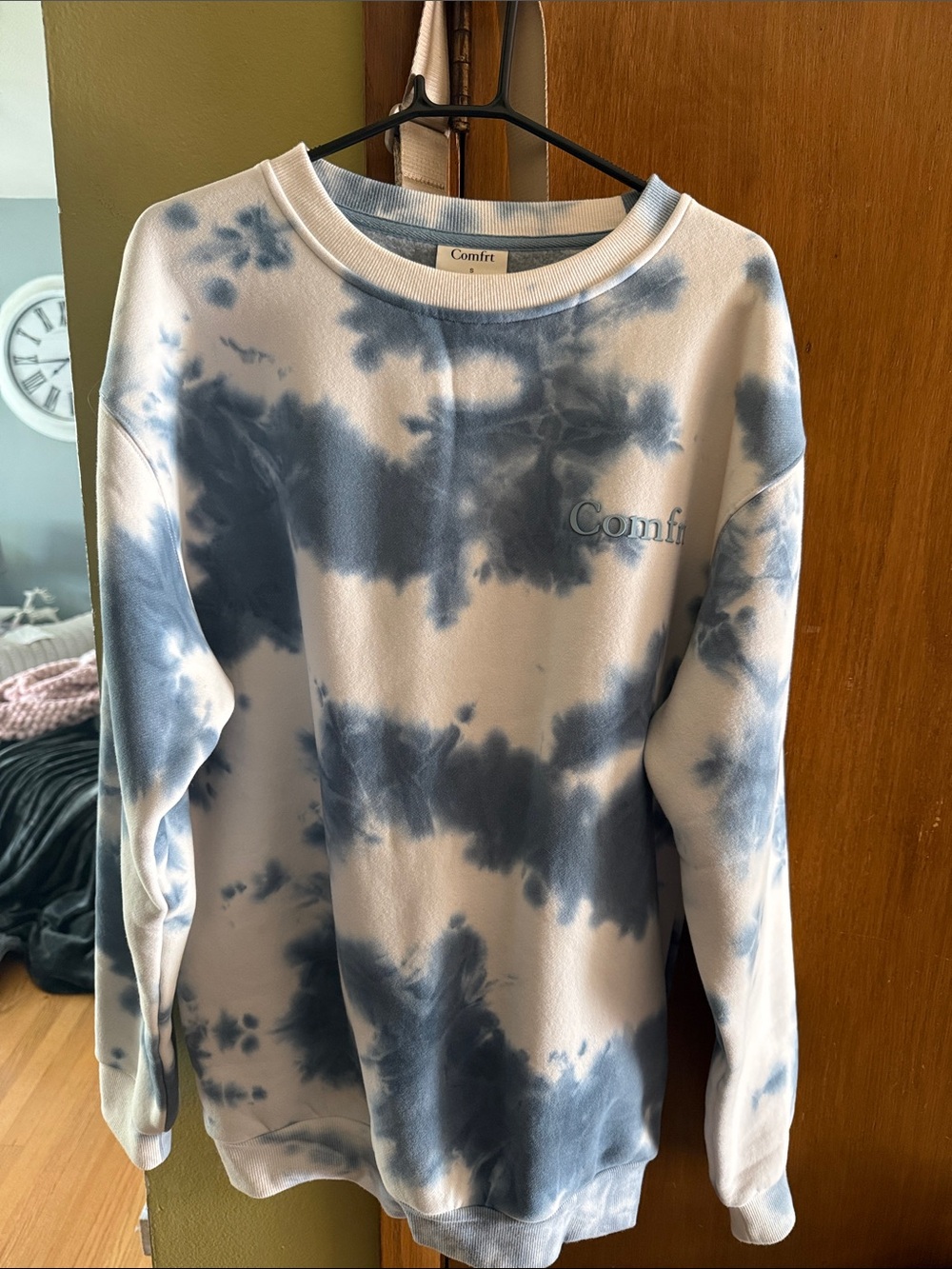 Comfrt Women's Blue Tie-Dye Crewneck Sweater